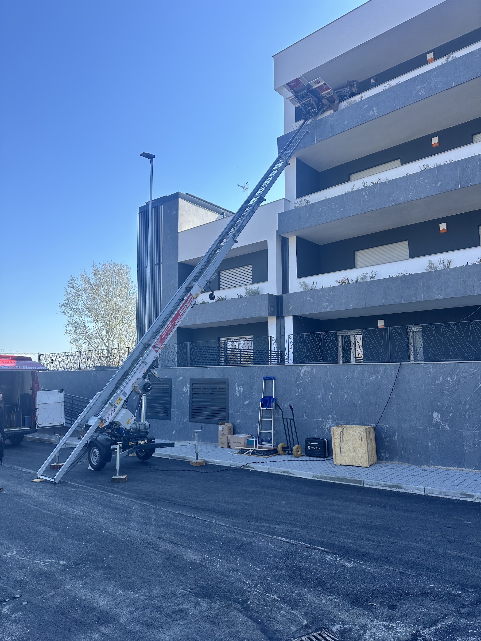 Piattaforma elevatrice Traslochi Ingenito durante un trasloco