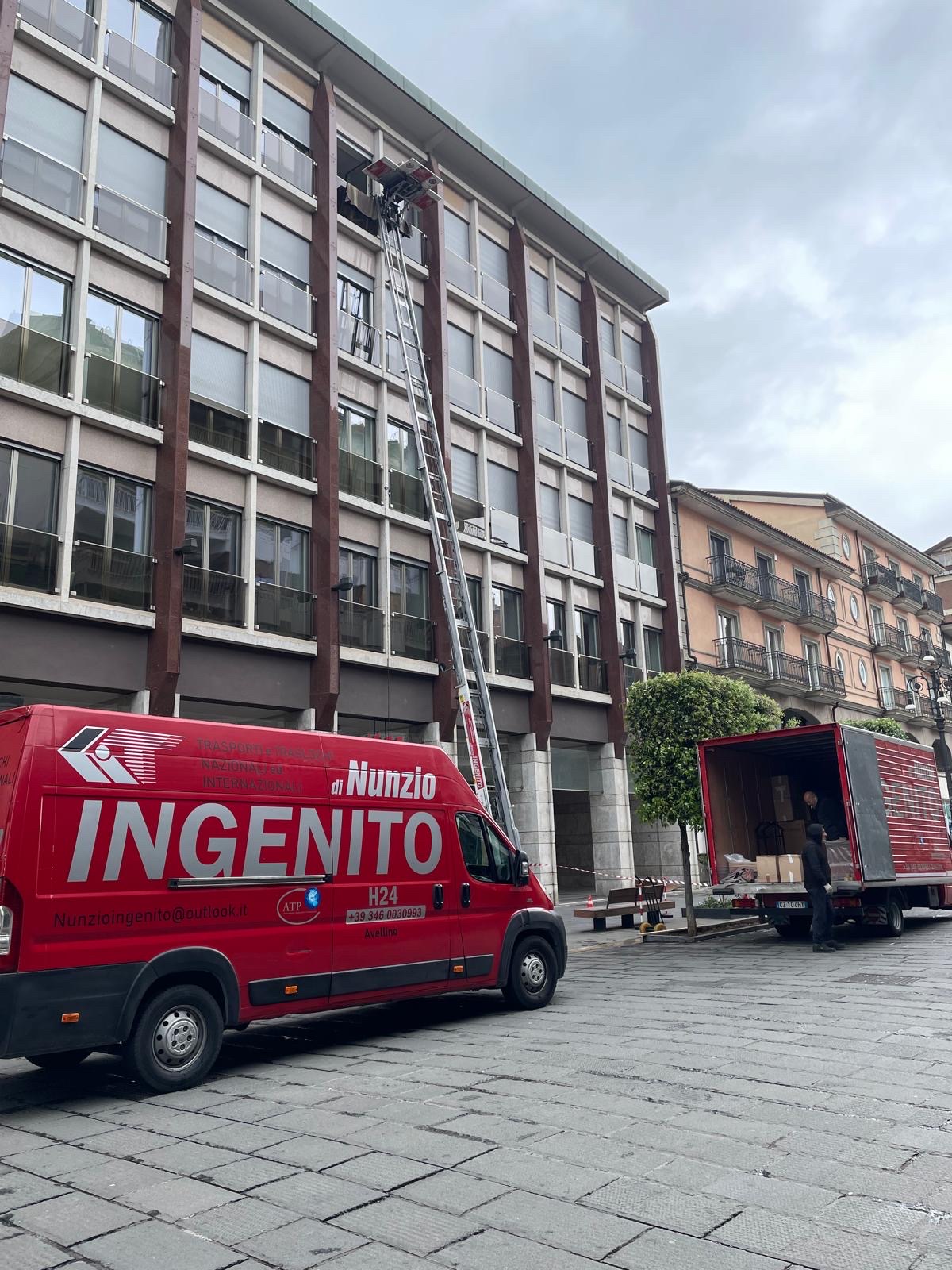 Furgone Traslochi Ingenito e piattaforma elevatrice durante un trasloco
