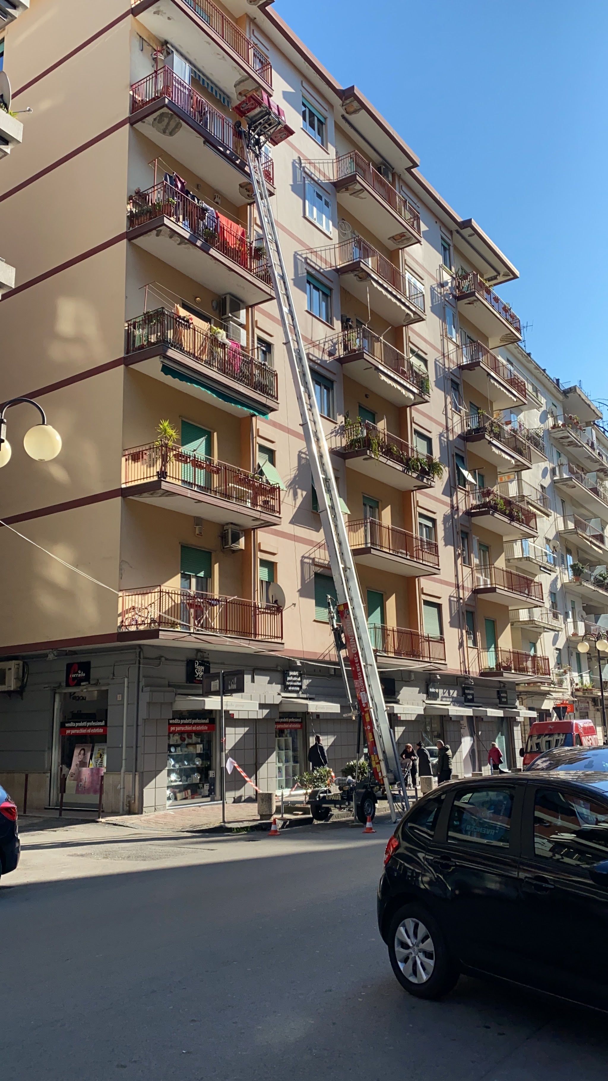 Piattaforma elevatrice in funzione su un edificio ad Avellino