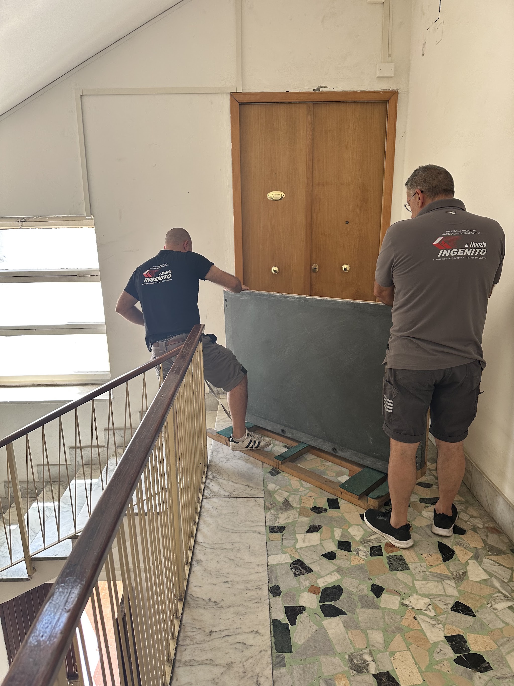Squadra Traslochi Ingenito mentre movimenta un mobile