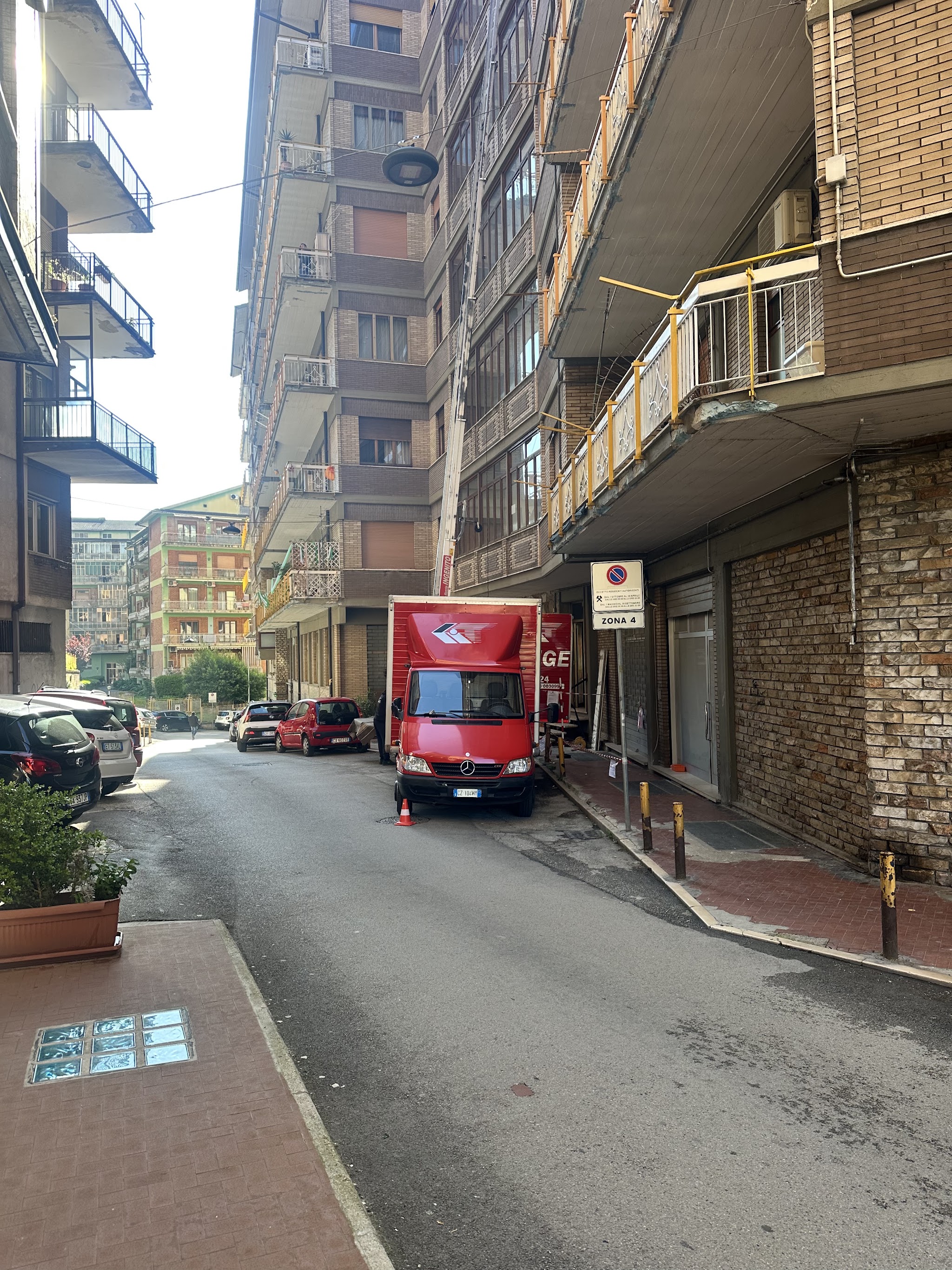 Mezzo Traslochi Ingenito e piattaforma elevatrice in una via cittadina