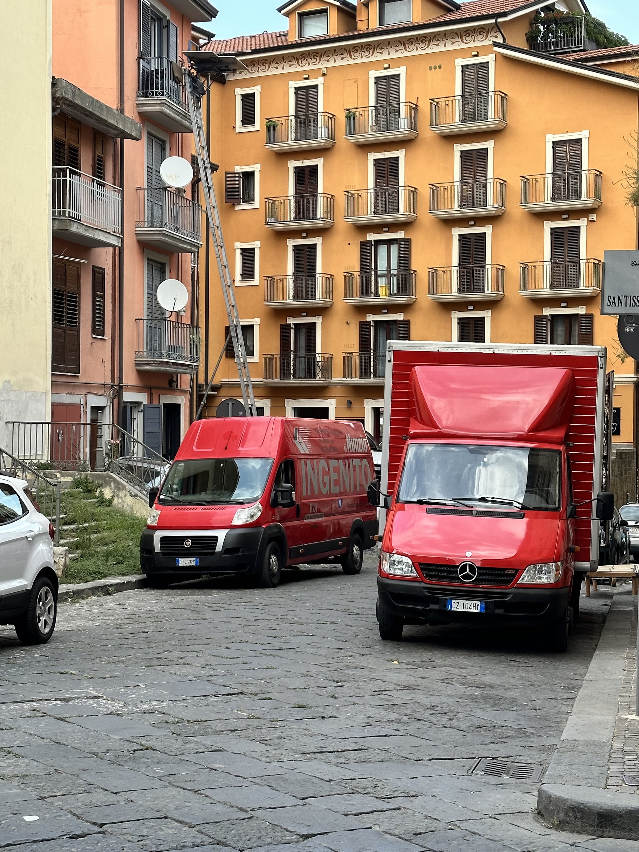 Due mezzi rossi Traslochi Ingenito durante un intervento