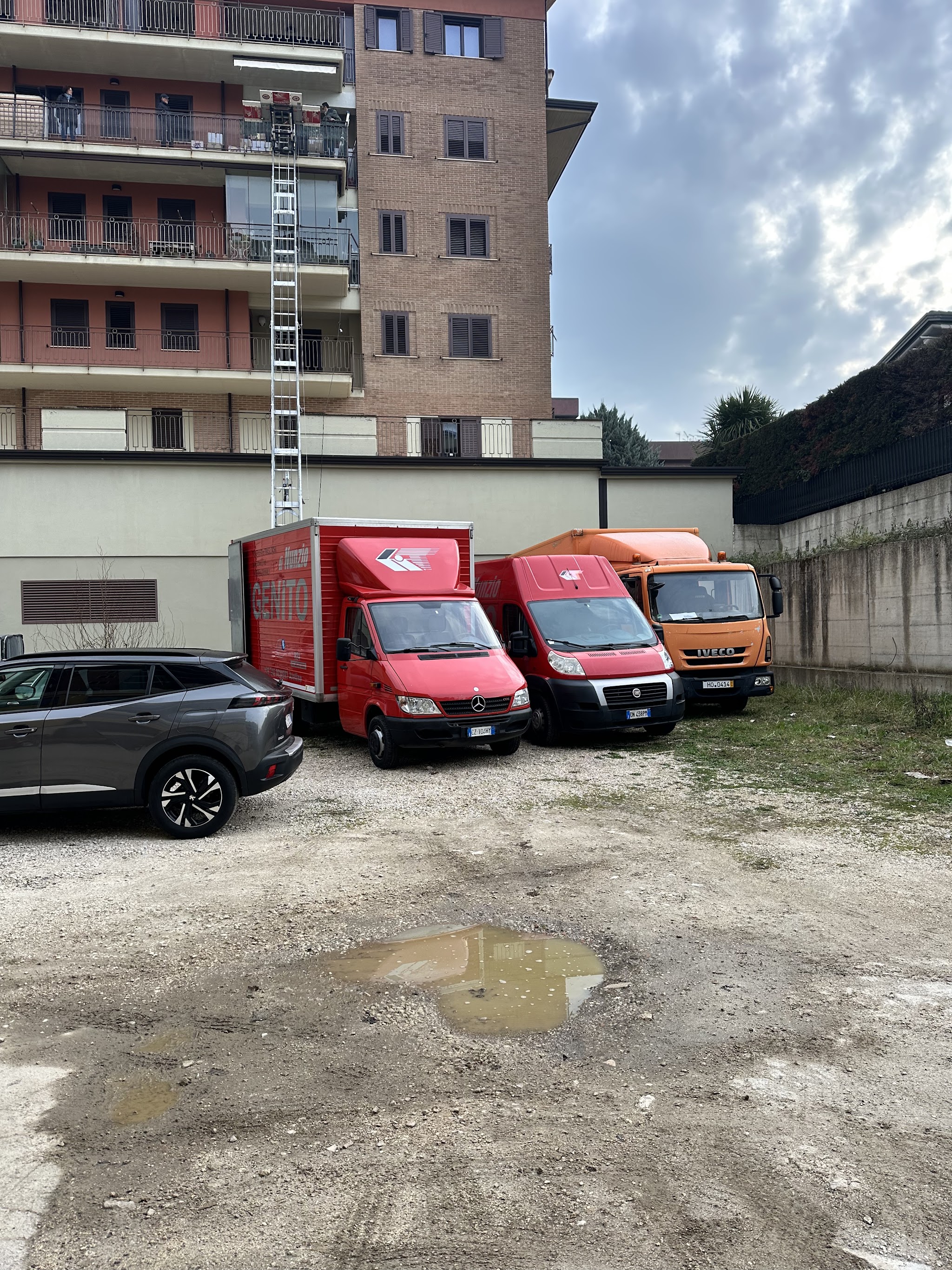 Flotta Traslochi Ingenito con piattaforma elevatrice